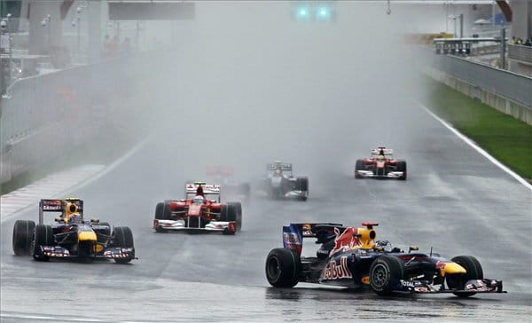 Mindkét Red Bull kiesett, Alonso nyerte a kaotikus Koreai Nagydíjat