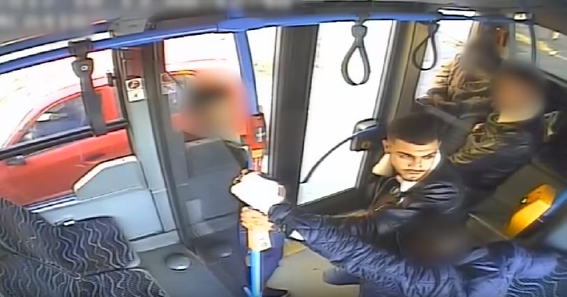 Tudja, ki ez a férfi? Csak úgy betörte egy busz ablakát - videó