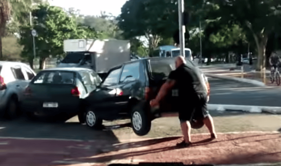 Videó: Puszta kézzel tette arrébb a bicikliútra parkoló autót