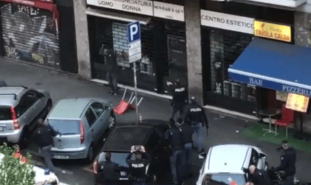 Bekattant egy késes férfi Milánóban, láblövéssel fegyverezték le a rendőrök