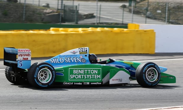 Szívszorító pillanatok: Mick Schumacher édesapja F1-es Benettonjában száguld