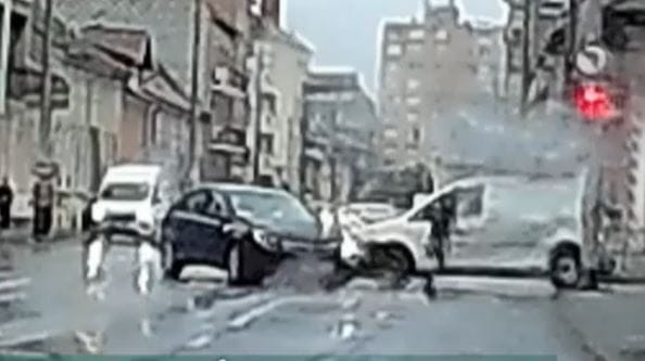 Zebránál csapódott egymásnak két kocsi Szombathelyen, egy gyalogos az utolsó pillanatban ugrott félre