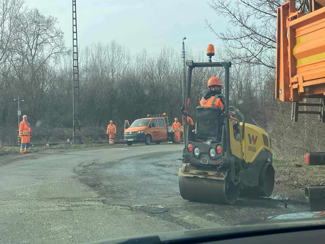 Befoltozták a mátrai kátyút, amely akkora volt, hogy a vizében egy hal is eléldegélt