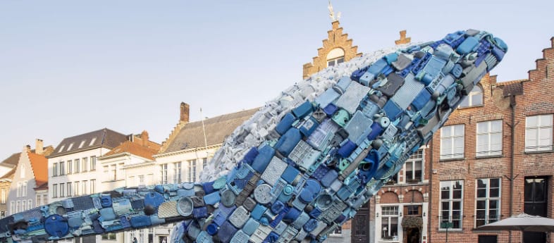 Öt tonna műanyag szemétből építettek bálnát Bruges-ben