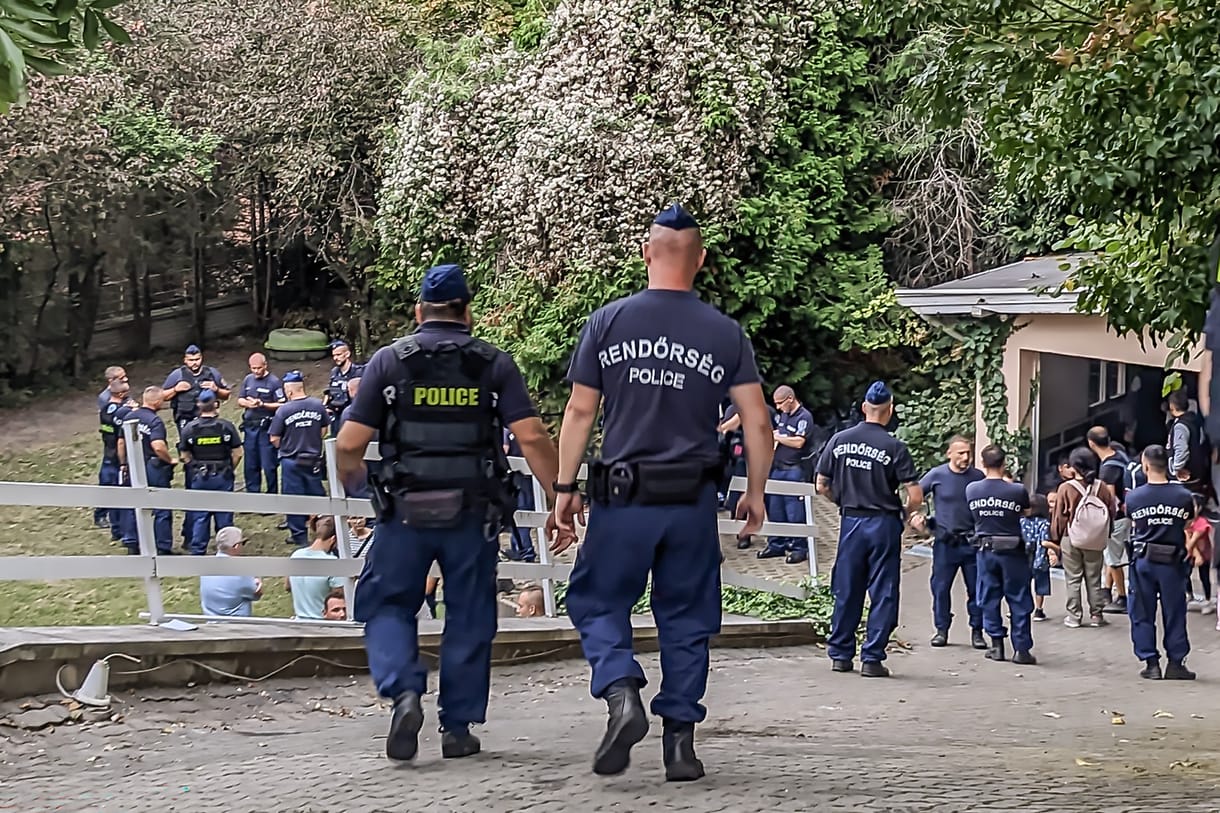 Még a rendőrség sem tudja, hogyan került a 90 illegális bevándorló Orbán, Novák és Áder házának közelébe