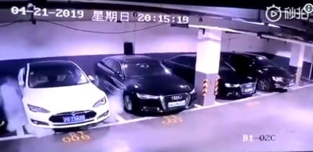 Videó: parkolás közben robbanhatott fel egy Tesla