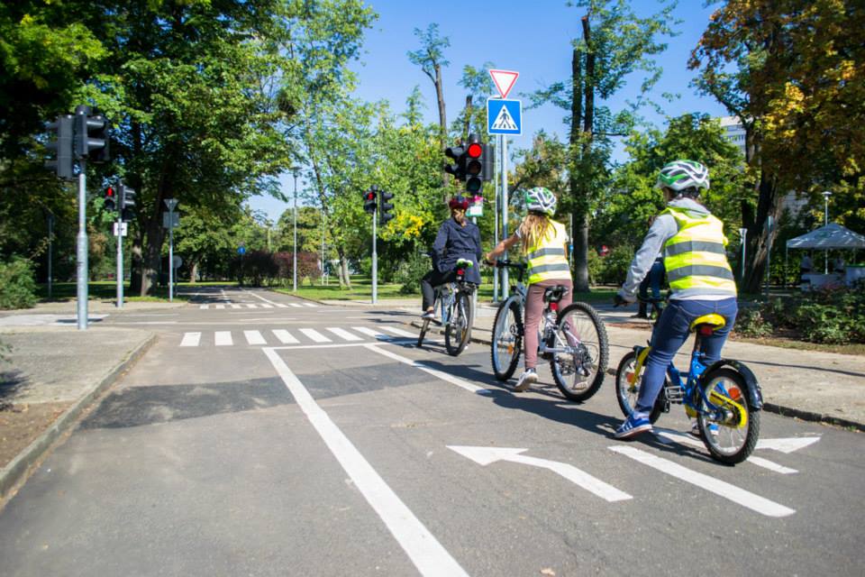 Igazi jelzőlámpákat szereltek fel a városligeti KRESZ-parkban – fotók
