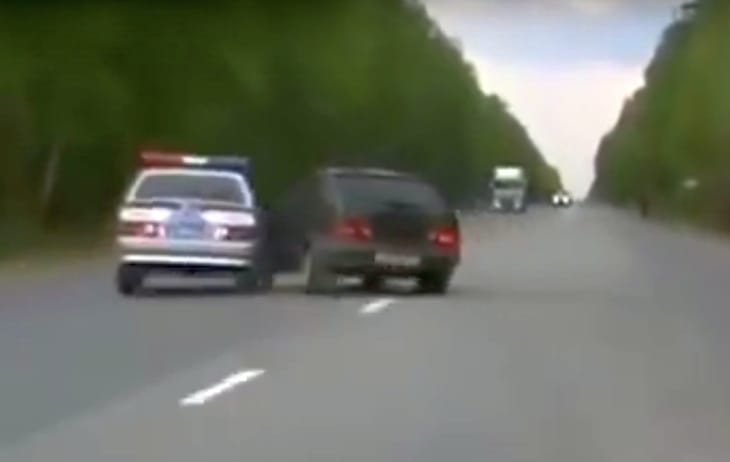 Az oroszoknál még az autós üldözés is kőkemény – videó
