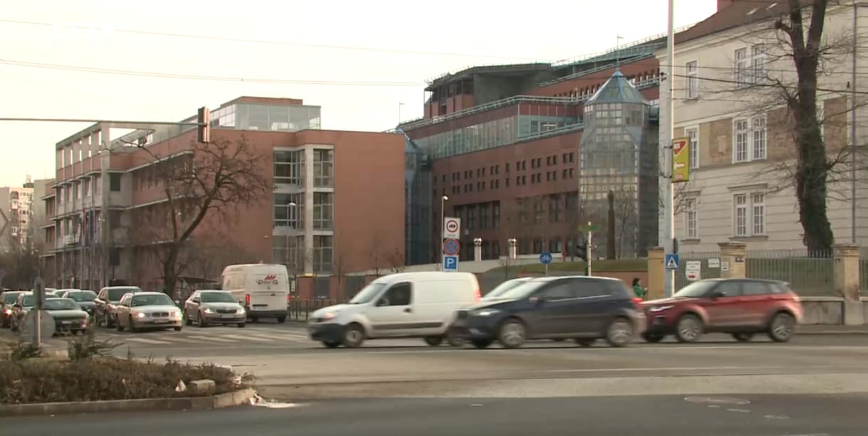 A Hős utcai lőtér melletti közös zuhanyzós kollégiumba helyezték el a Honvédkórházba rendelt szakápolókat