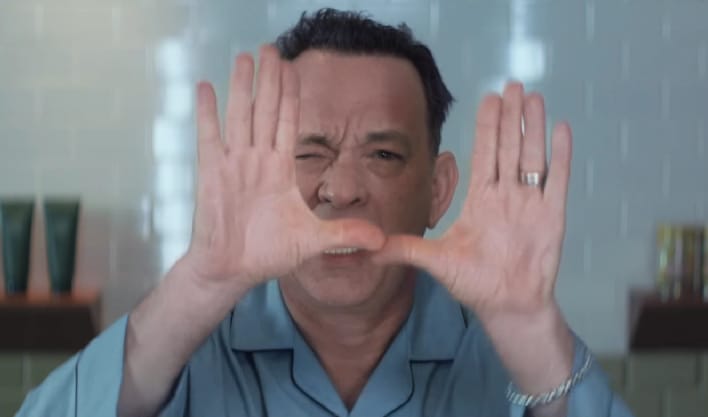 Tom Hanks tátog, majd táncra perdül egy klip kedvéért