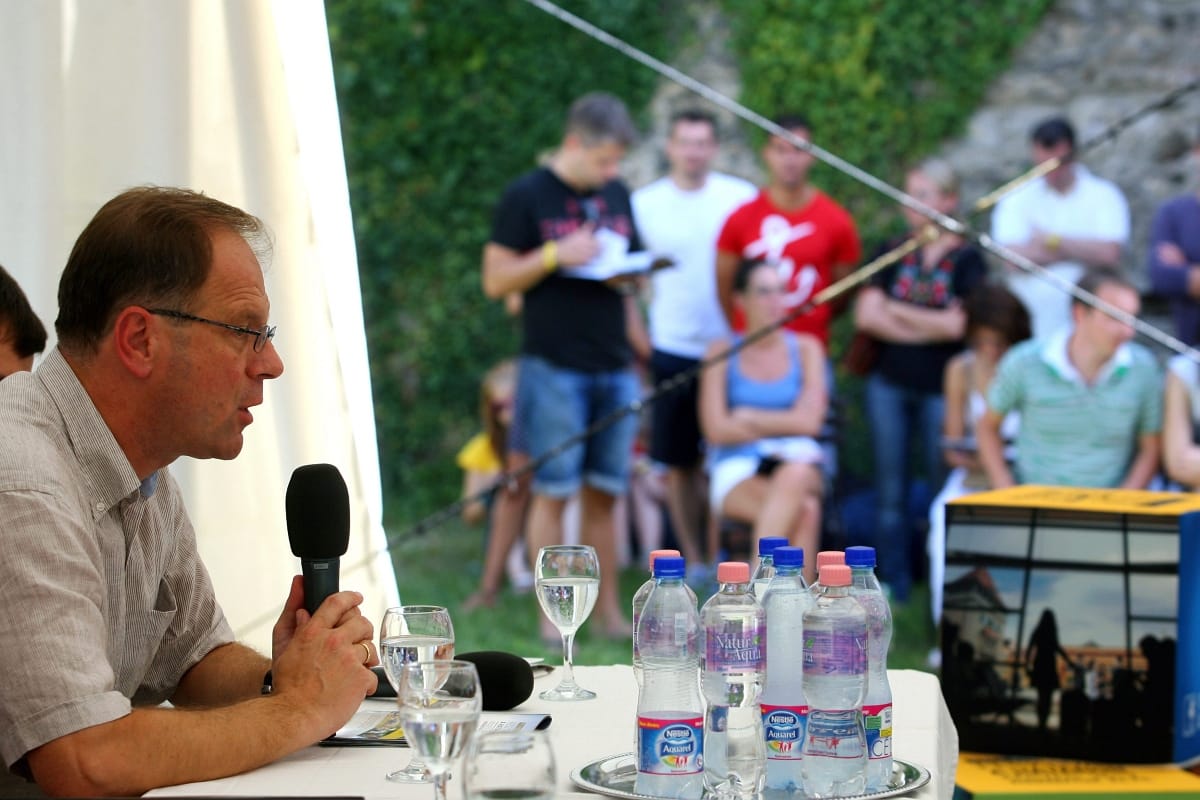 Mindent elkövetne a fiatalok hazatéréséért Navracsics
