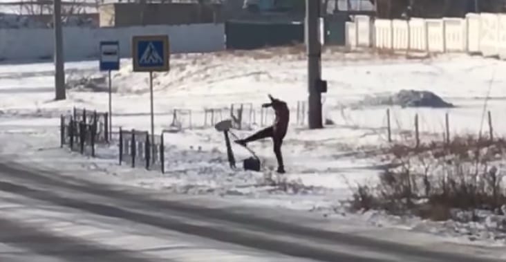 Bosszút állt a traffipaxon, nekifutásból rúgta fel a kamerát – videó
