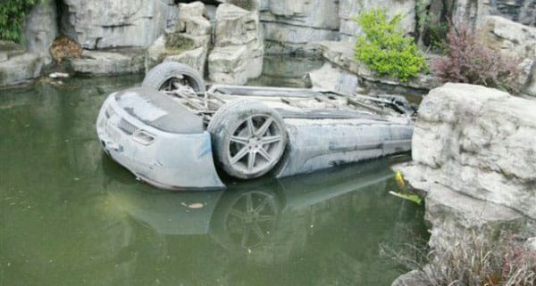 Tetejére borulva, vízben landolt egy Mercedes SLS AMG - fotók