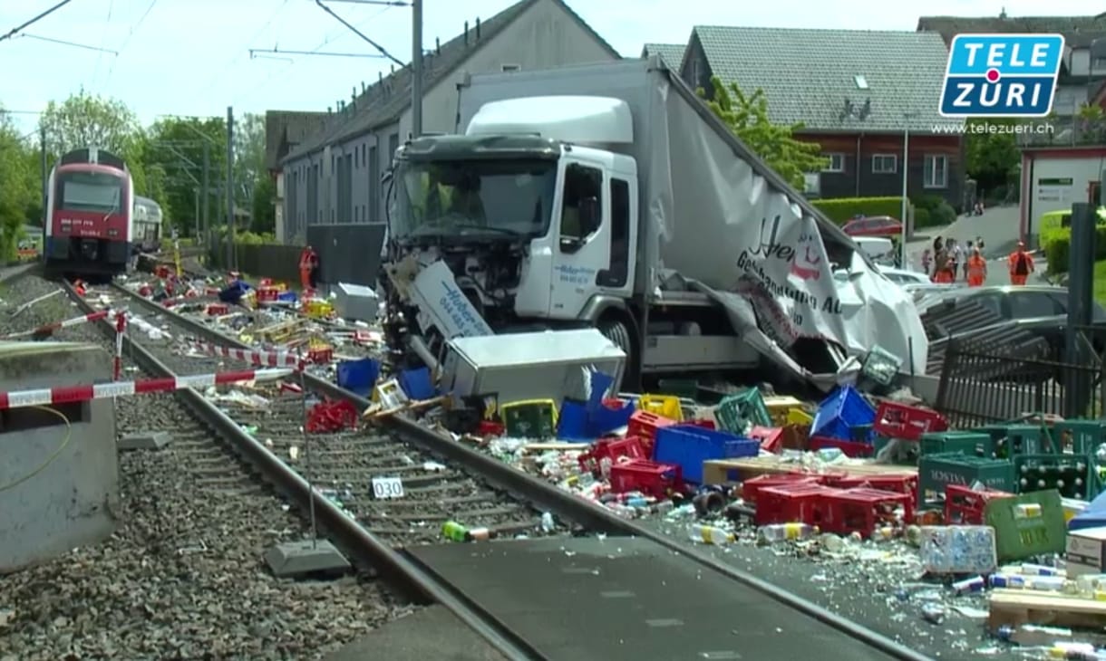 Italszállító kamion rohant egy vonatnak Zürich mellett, óriási volt a káosz – videó