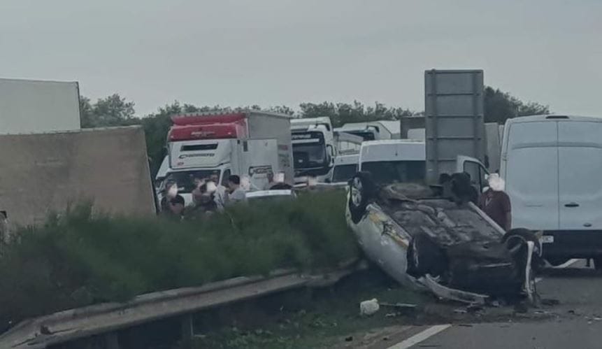 Tömegbaleset miatt állt az M1-es Bicskénél