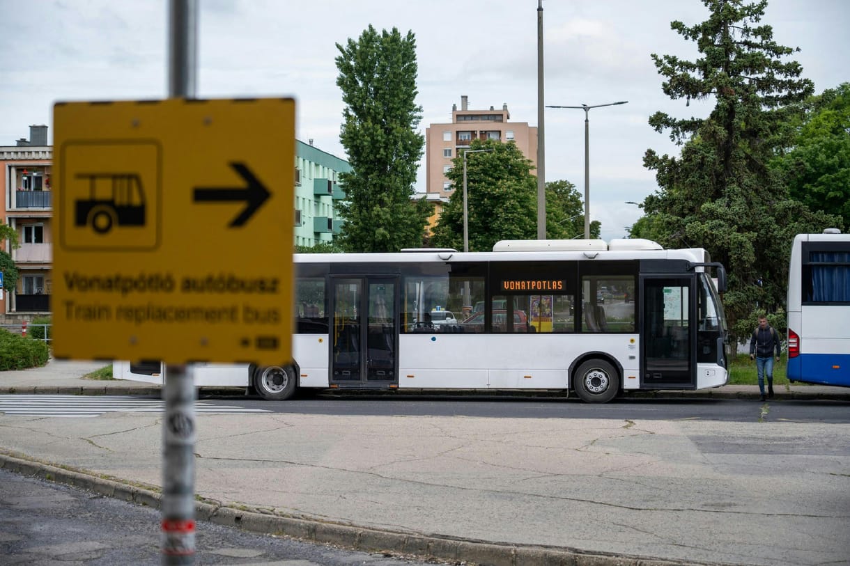 Vonatpótlás MÁV-módra: „Egy órája rostokolunk, tájékoztatást nem kaptunk”