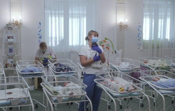 Most lett balhé abból, hogy nyugati családoknak szülnek gyereket az ukrán nők