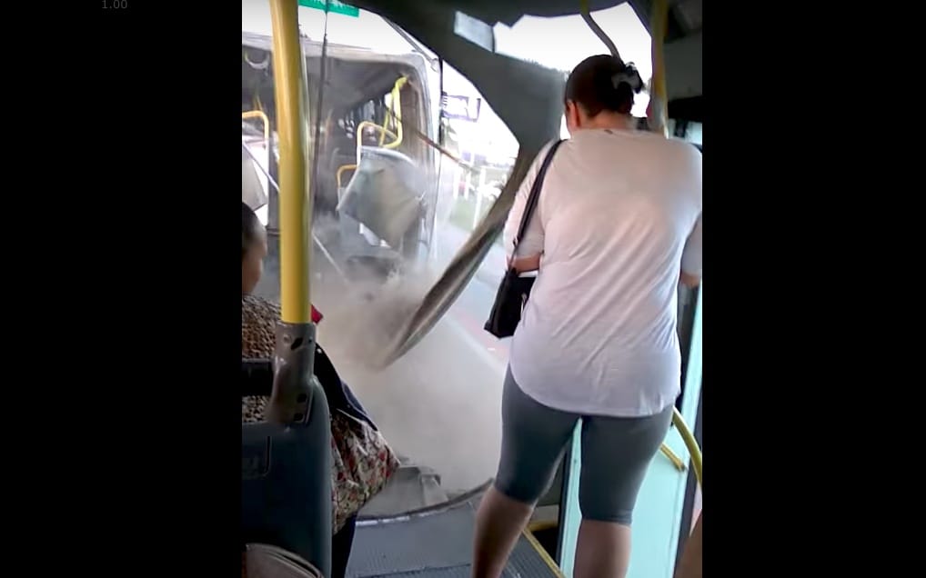 Először csak nyikorgott a csuklós busz, aztán menet közben kettészakadt – videó