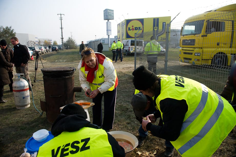 A Jobbik szolidaritást vállal a Lidl előtt tüntető vállalkozókkal