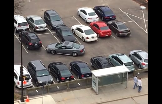 Ő a parkolás új bajnoka: 12 perc alatt talált helyet a félig üres parkolóban – videó