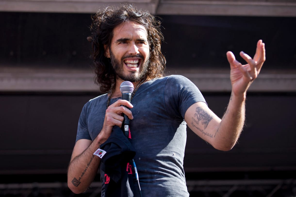 Először szólalt meg Russell Brand, mióta szexuális zaklatással vádolták meg