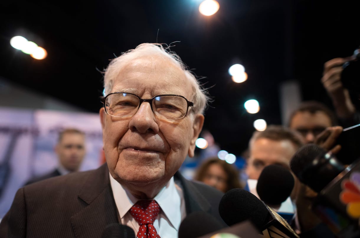 A fogához veri a garast és védhetetlennek tartja, hogy magángépet vett – így szerezte cége első ezermilliárdját Warren Buffett