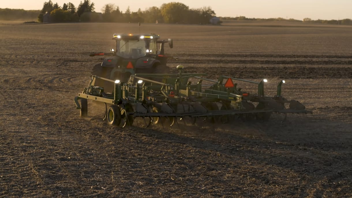 A John Deere megcsinálta az önvezető traktort, egy telefonról indítható