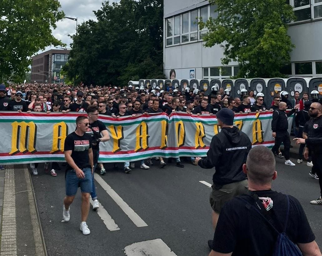 Óriási a hangulat Kölnben, elindultak a magyar szurkolók a stadionhoz – videók