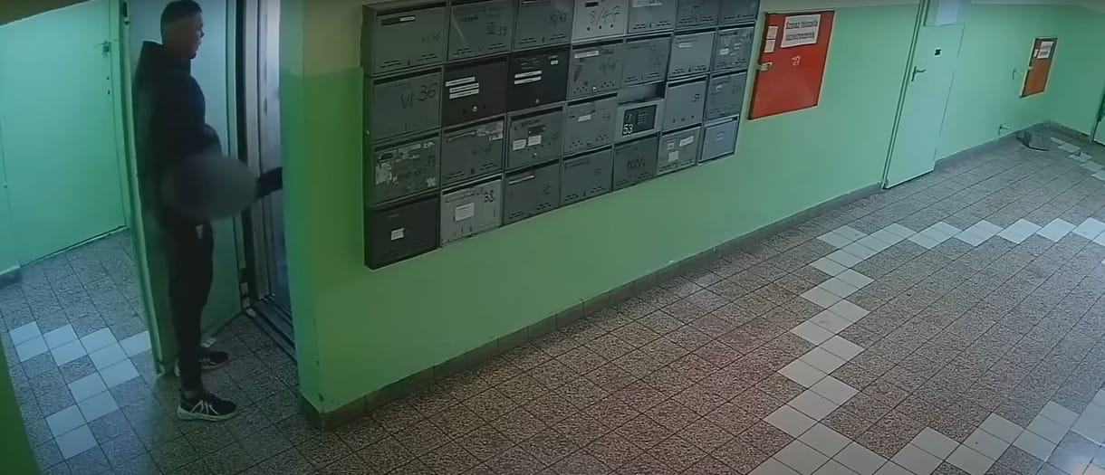 Vádat emelt az ügyészség a kőbányai liftes szatír ellen