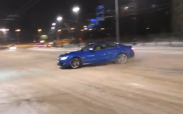 Videó: buszmegállóba csattant a driftelő Audi