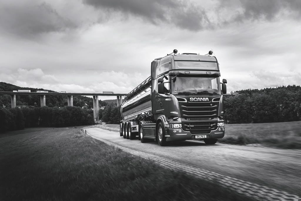 Így raknak össze egy Scania kamiont a gyárban - videó