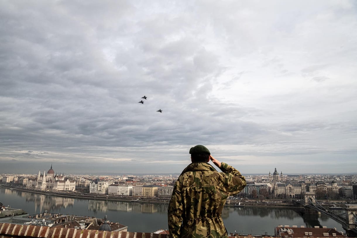 Így repültek Budapest felett az utolsó Pumára emlékező Gripenek – videó