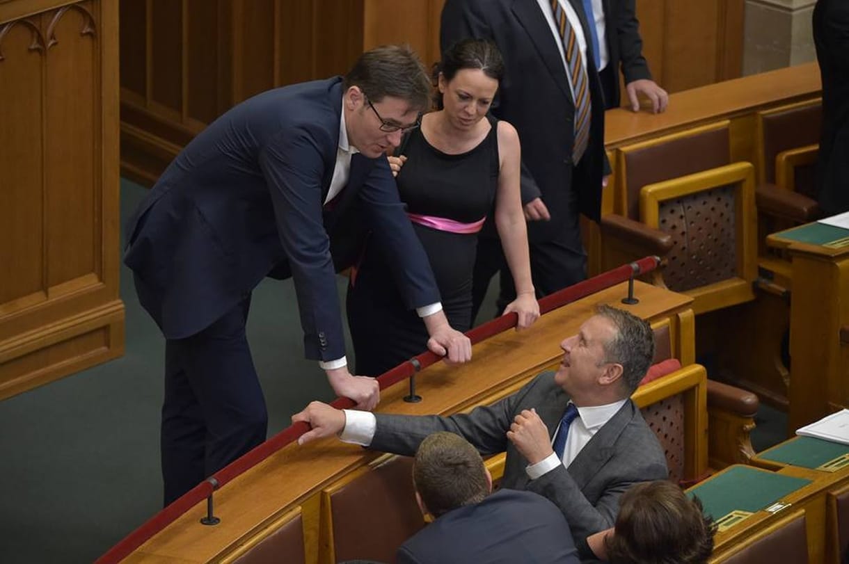 Hadházy nem tett esküt, a DK hozzámormogott valamit a szöveghez