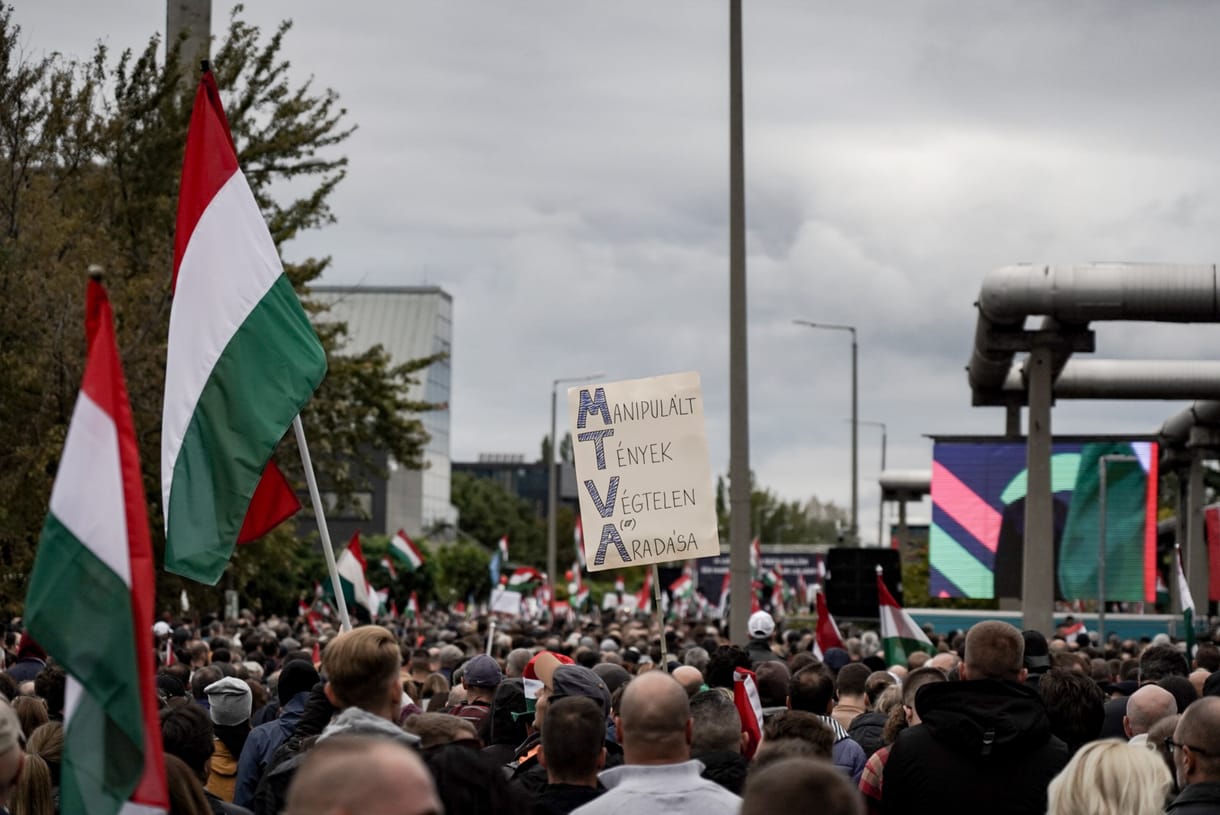 Magát tiszásnak álcázva készített interjúkat Magyar Péter tüntetésén a Pesti Srácok munkatársa - fotó
