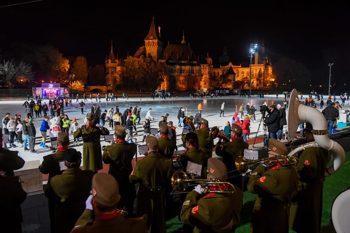 Trombitaszóval indult az idei korcsolyaszezon a Városligetben