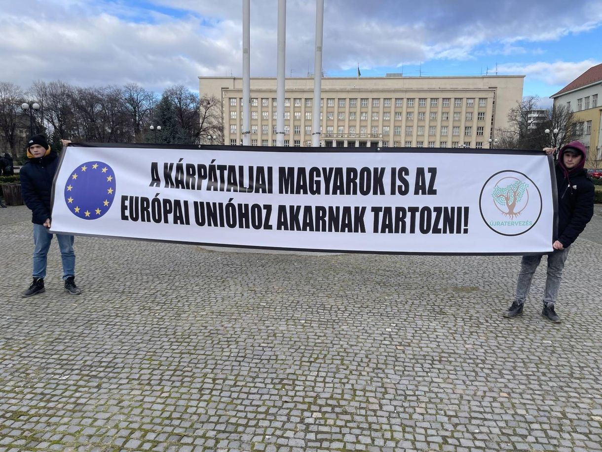 Tüntetők várták Szijjártó Pétert Ungváron