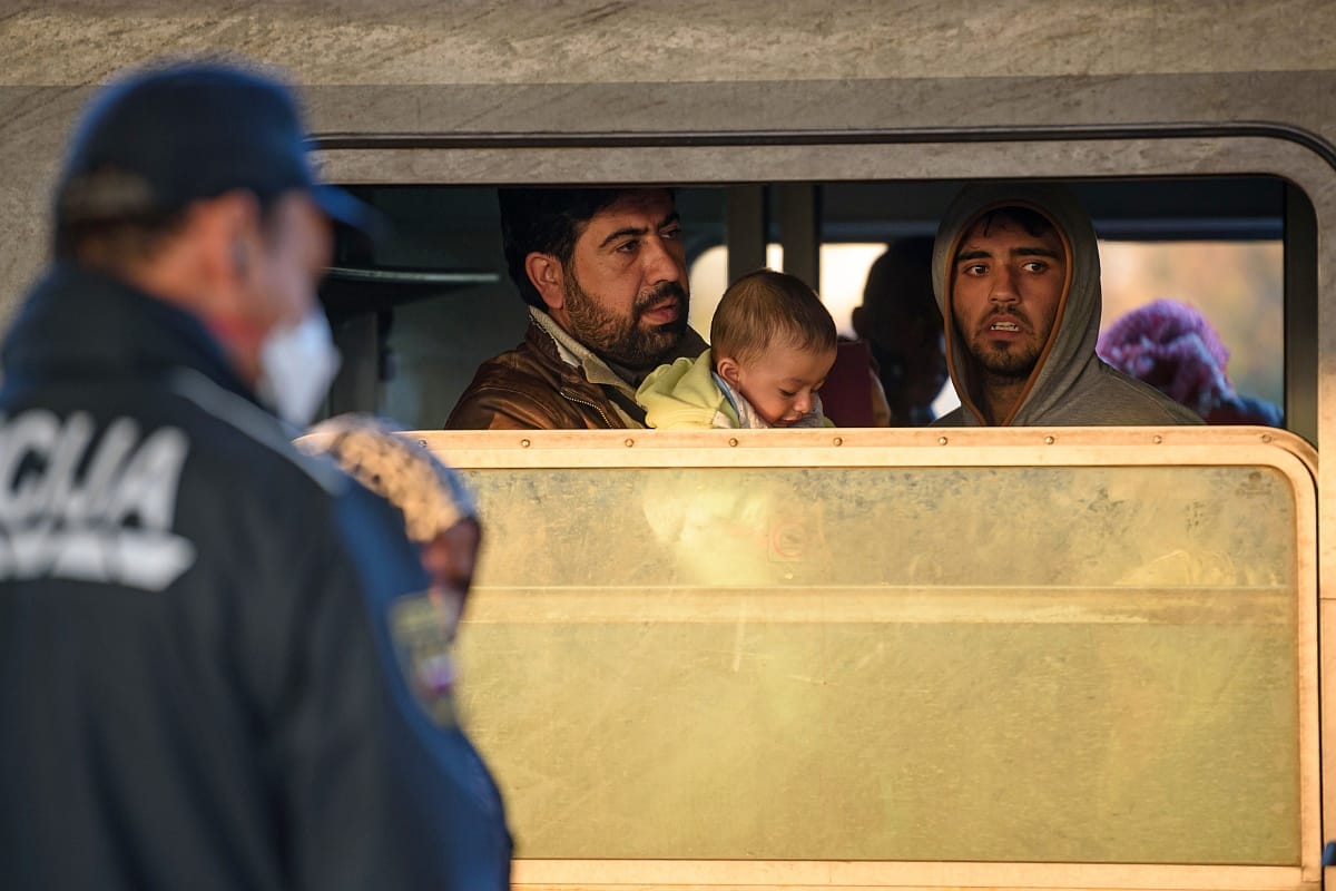 Így lehet kiszűrni a terroristákat a bevándorlók közül