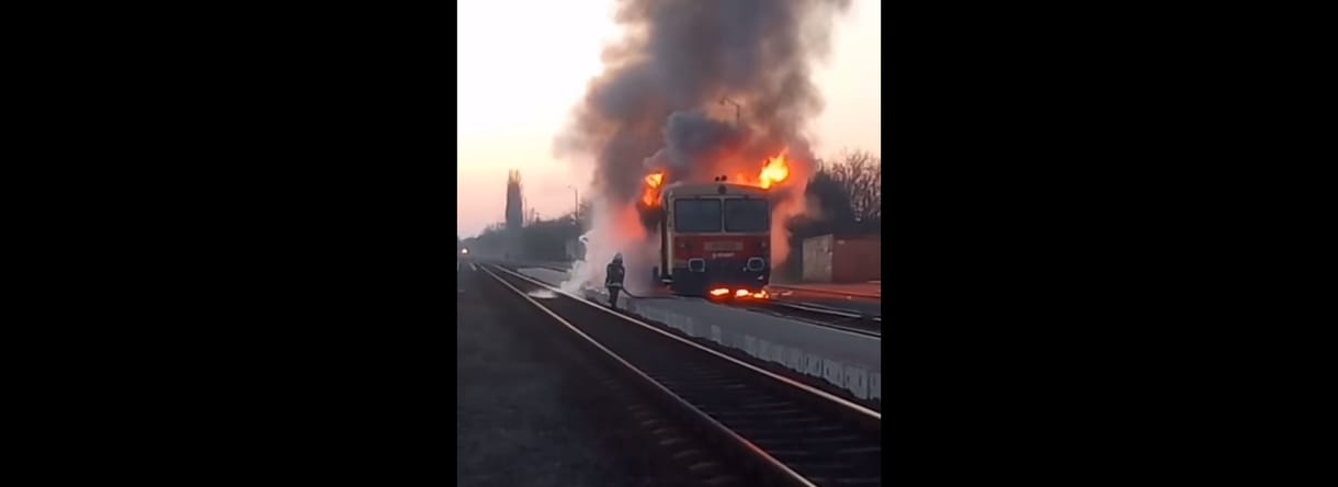 Hatalmas lánggal égett ki a MÁV egy szerelvénye a vámospércsi állomáson - videó