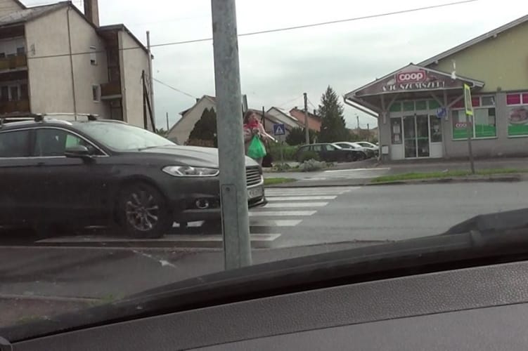 Azonnal elvették a jogosítványát, mert nem állt meg a zebránál