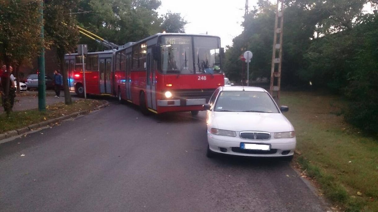 Szabálytalanul parkoló autó blokkolta a zuglói trolikat a reggeli csúcsban – fotó