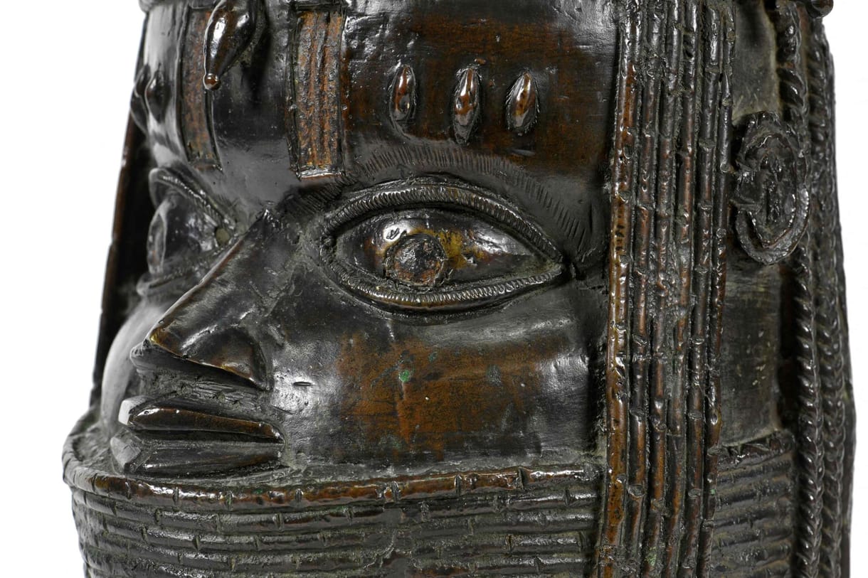 Berlinben üres vitrinek jelzik, hogy hazatérhet Benin világhírű bronzszobrainak egy része