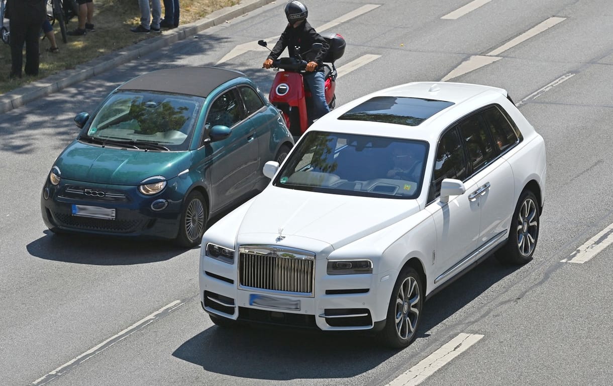 2024-től extra parkolási díjat kell fizetnie annak, aki nagy SUV-val akar parkolni Párizsban