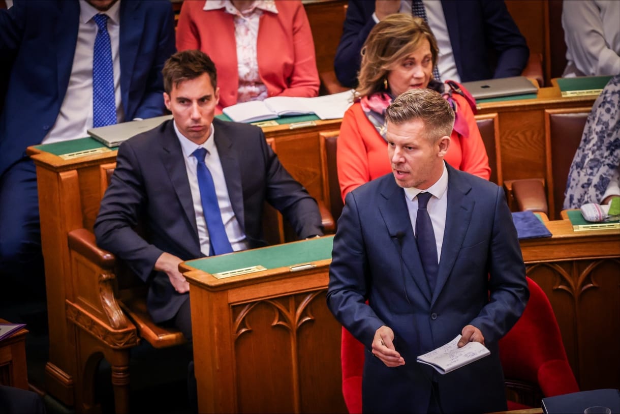 Úszóverseny a minisztériumban, vízágyú a Hősök terén