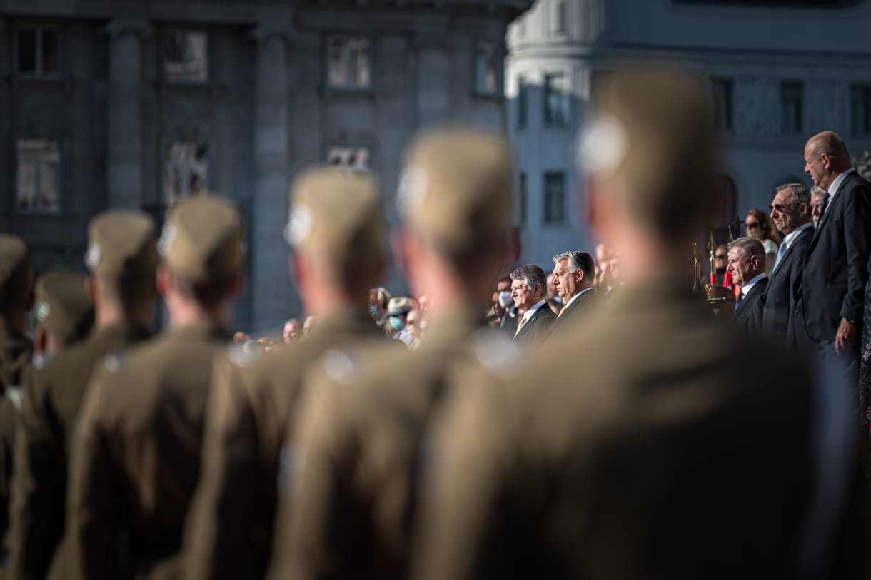 A kilépésnél is fenyegetőbbet üzent az EU-nak a katonás Orbán