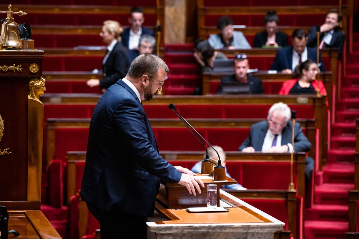 Egy szélsőjobboldali képviselő rasszista bekiabálása miatt felfüggesztették a vitát a francia nemzetgyűlésben