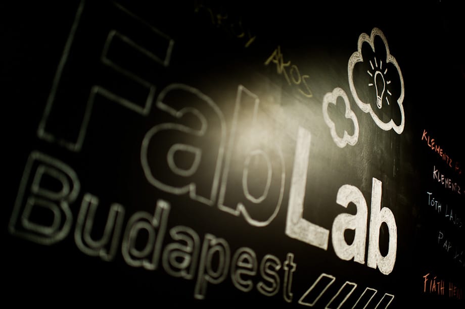 High-tech sufni Budapesten: szuterénből a Holdra