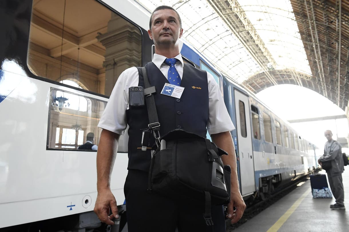 Amikor legközelebb felszáll a vonatra, nézze csak meg azt a kis dobozt a kalauzon