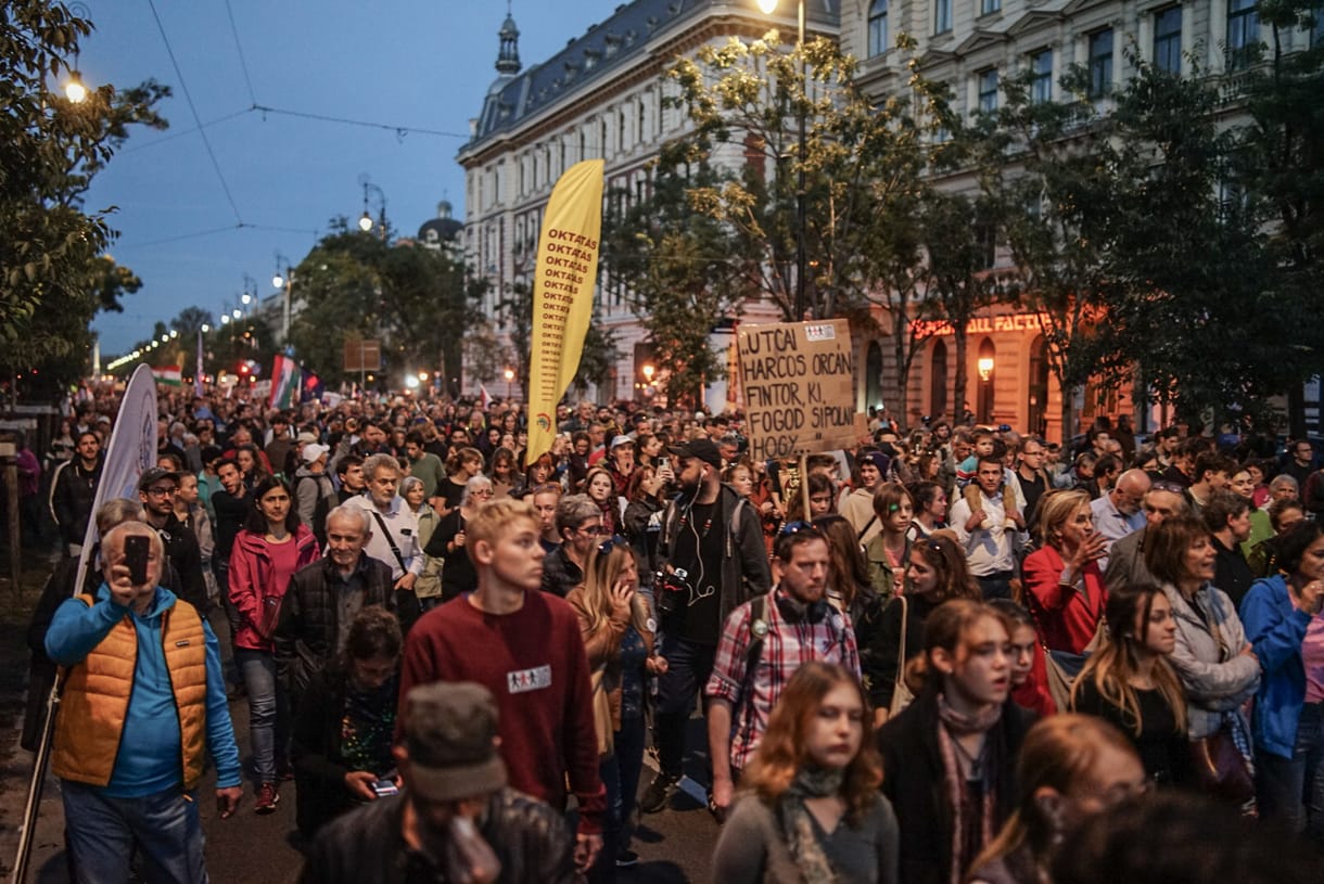 Sok ezer civil vonult hétfő este az Oktogonra, ezzel zárult az október 23-i megemlékezések sora - a nap kronológiája