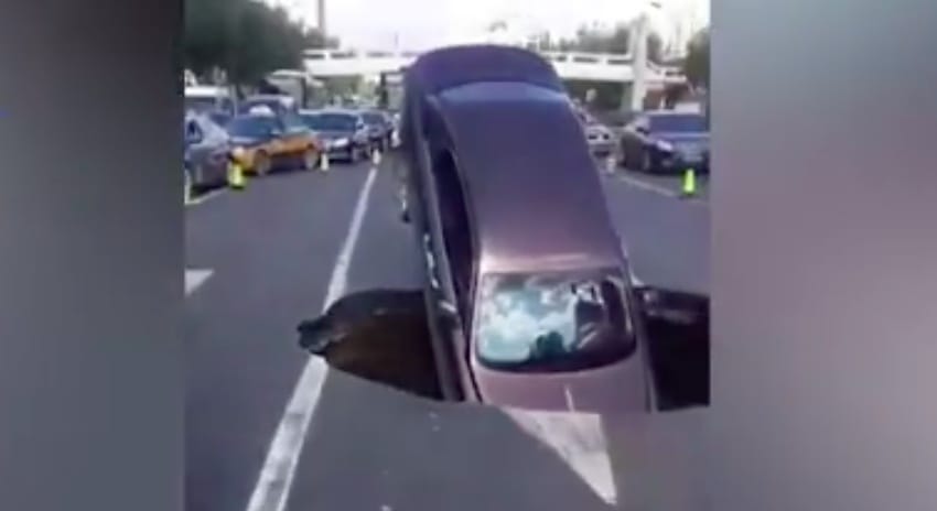 A lámpánál nyelte el a föld a 200 millió forintos Rolls-Royce Phantomot – videó