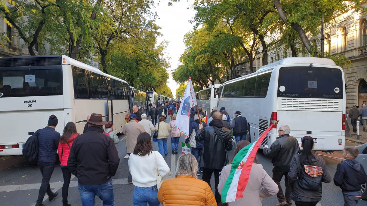 A DK szerint a CÖF közpénzből buszoztathatott a Békemenetre